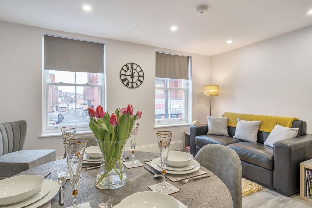 una sala de estar con una mesa y un sofá en Boutique Living by Lawsons, en Windsor