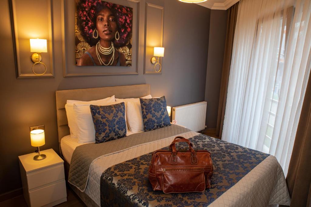 a hotel room with a bed with a purse on it at 12 rooms hotel in Köseilyas