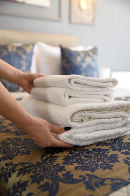 A bed or beds in a room at 12 rooms hotel