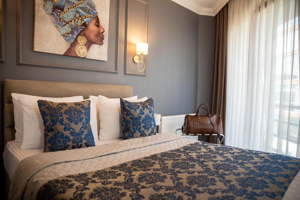 A bed or beds in a room at 12 rooms hotel