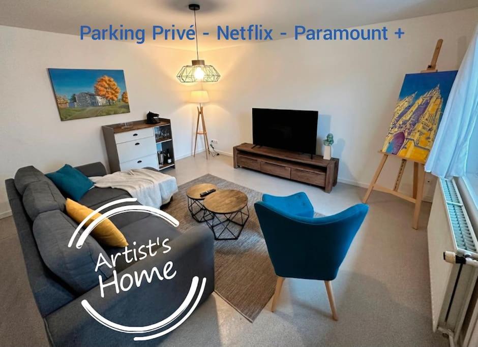 een woonkamer met een bank en een tv bij Artist's Home - 65 m2 spacieux & confortable in Châlons-en-Champagne