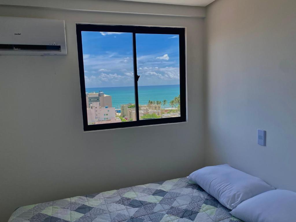 1 dormitorio con ventana y vistas al océano en 2 quartos próximo a praia, en Maceió