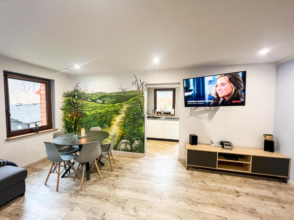 Televízia a/alebo spoločenská miestnosť v ubytovaní Przycup w Karkonoszach Apartamenty Karkonosze, Karpacz, Szklarska Poręba- Sauna Fińska