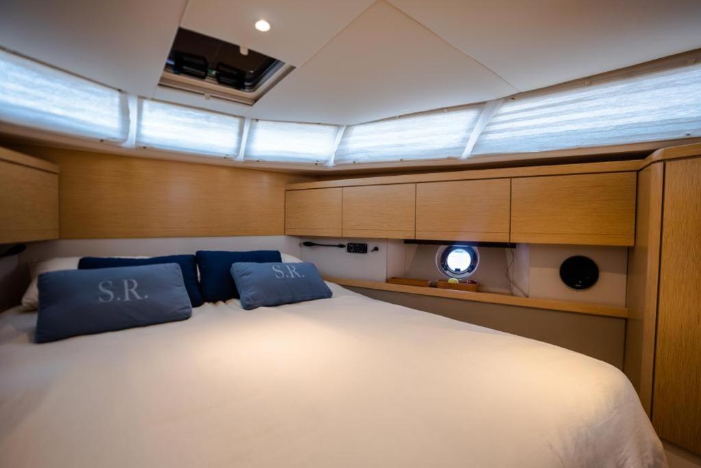 Postel nebo postele na pokoji v ubytování Yacht Experience - Stella Romana