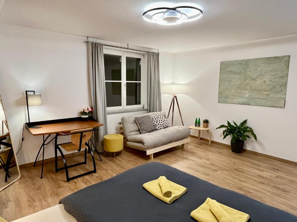 ein Wohnzimmer mit einem Sofa und einem Tisch in der Unterkunft Apartmány Dlouhá in Tábor