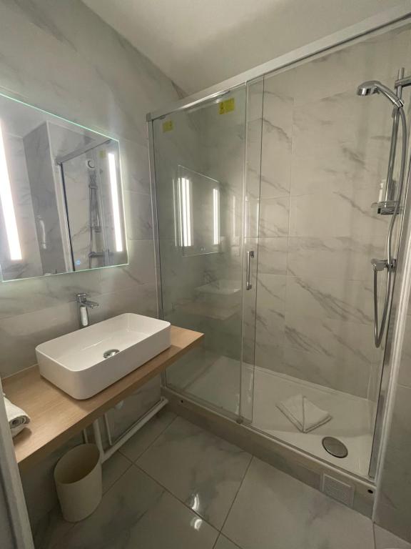 Koupelna v ubytování Cit'Hotel LA PYRAMIDE