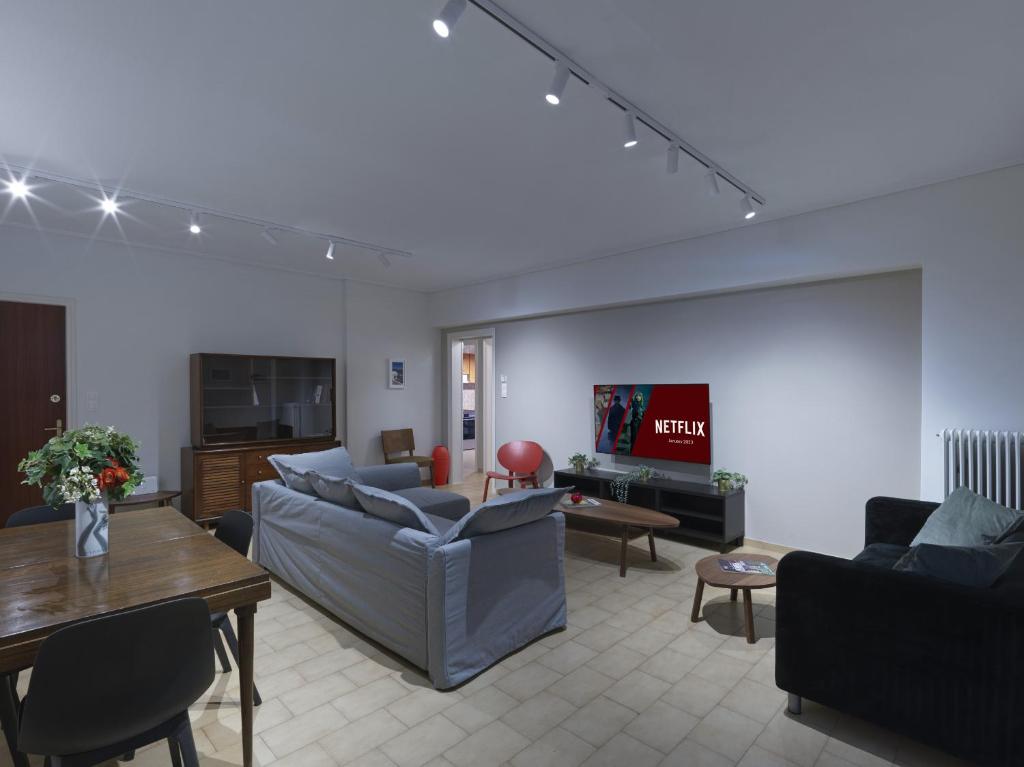 salon z kanapami, stołem i telewizorem w obiekcie 2 bedroom apartment close to children's hospital w Atenach
