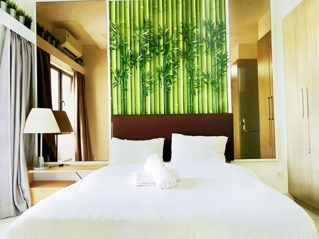 - une chambre dotée d'un grand lit blanc avec un ours en peluche dans l'établissement JB City 1 Tebrau T19 1BR by GreatDay, à Johor Bahru