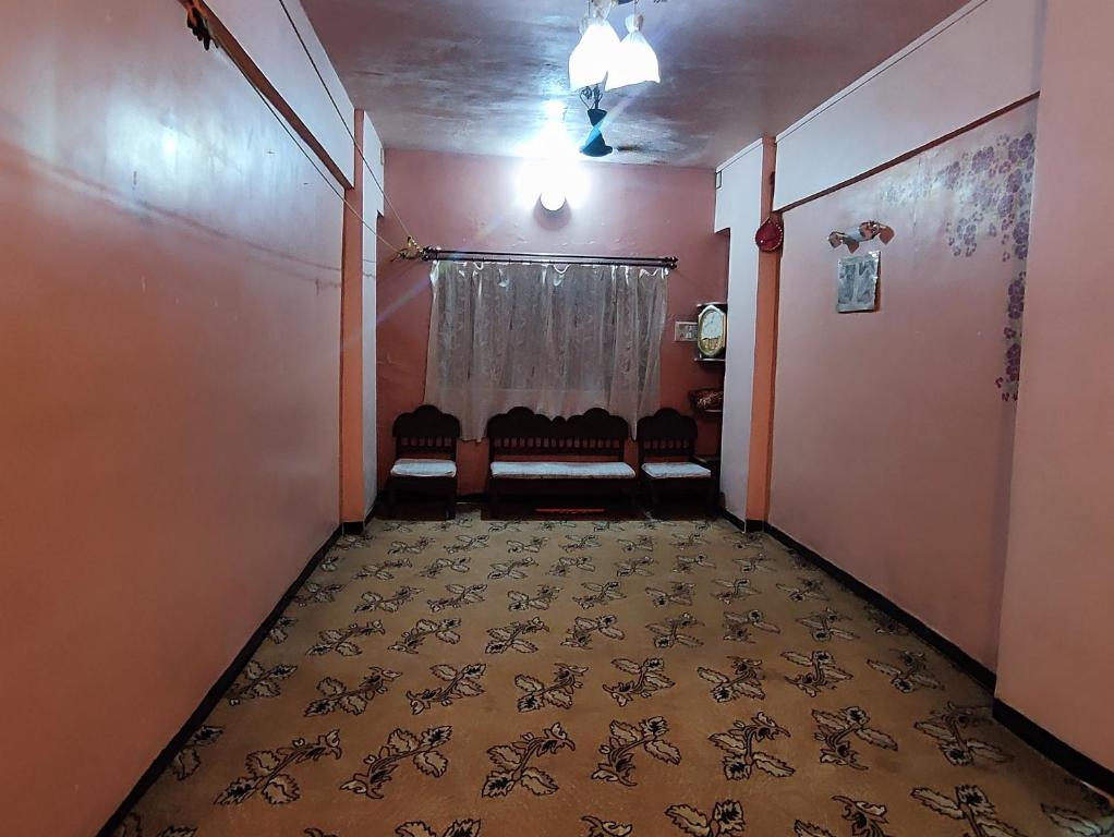 un pasillo vacío con sillas en una habitación en 2BHK Flat Available for Wedding Guests, Home stay, Travelers - Mumbra en Thane