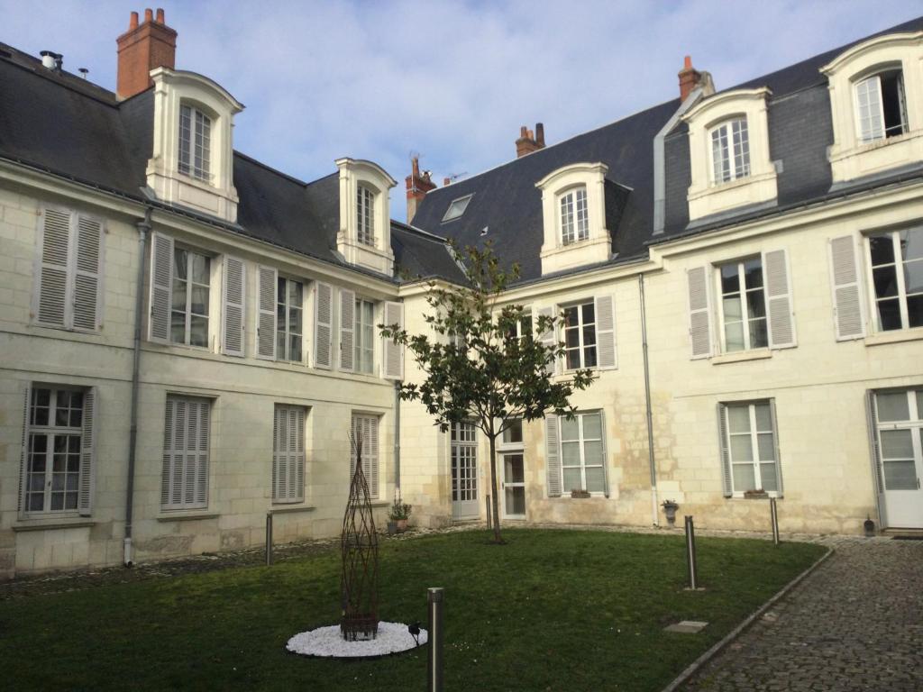 budynek z drzewem przed nim w obiekcie TOURS quartier halles 70m2 w Tours