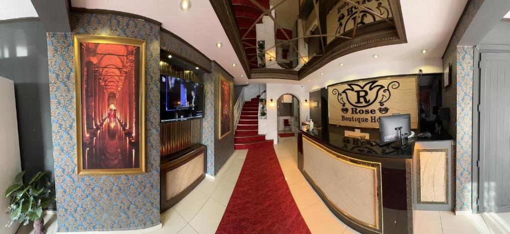 un corridoio con tappeto rosso in un edificio di Rose Suite & Hotel a Büyükçekmece