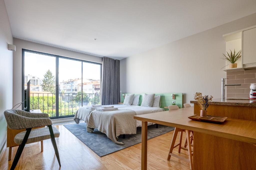 波多的住宿－Oporto Trendy Formosa，卧室配有一张床和一张桌子