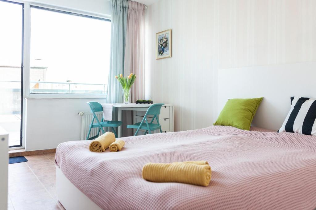 - une chambre avec 2 lits avec des animaux rembourrés dans l'établissement Tony's Sunny Rooftop Studio, à Sofia