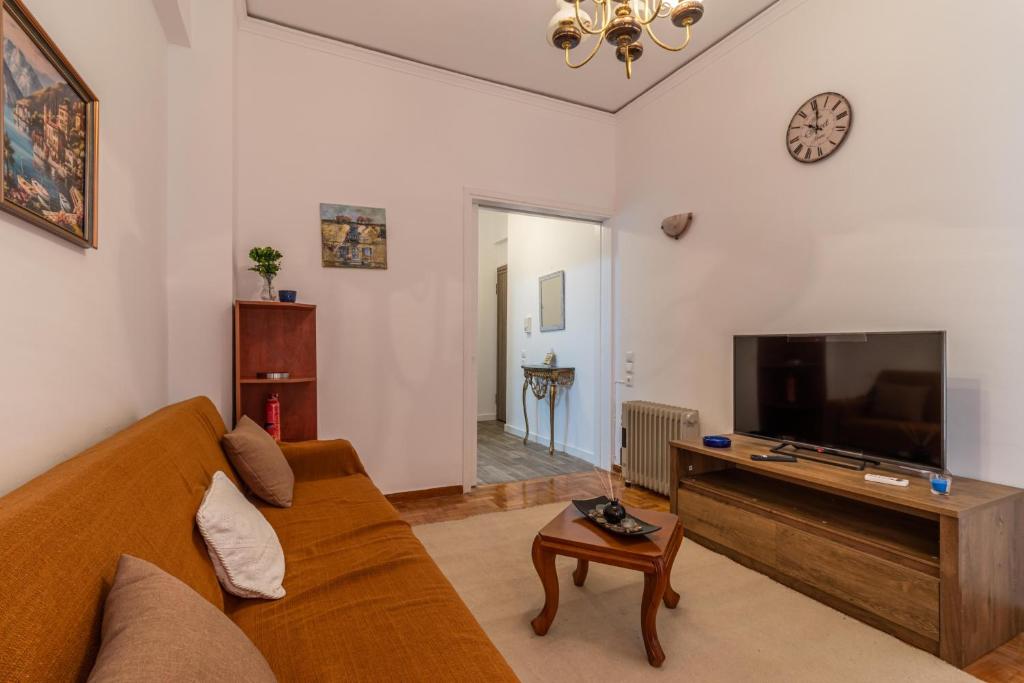 Televízia a/alebo spoločenská miestnosť v ubytovaní Studio Mélange in Loutraki DT