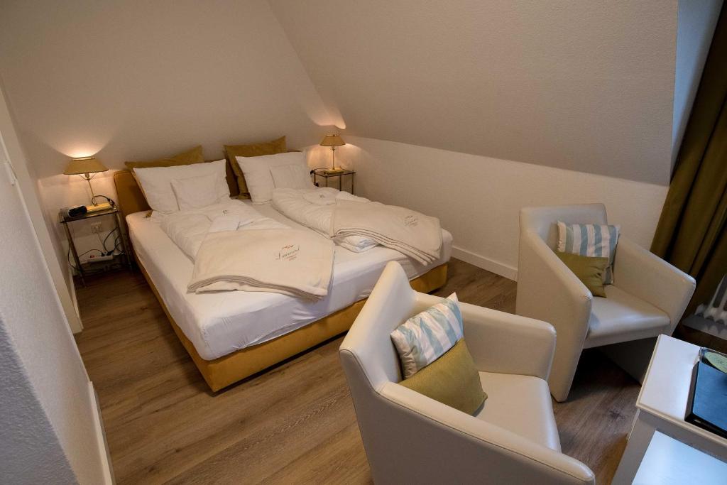 Postel nebo postele na pokoji v ubytování Pension Luuward 3 Sterne superior Hotel