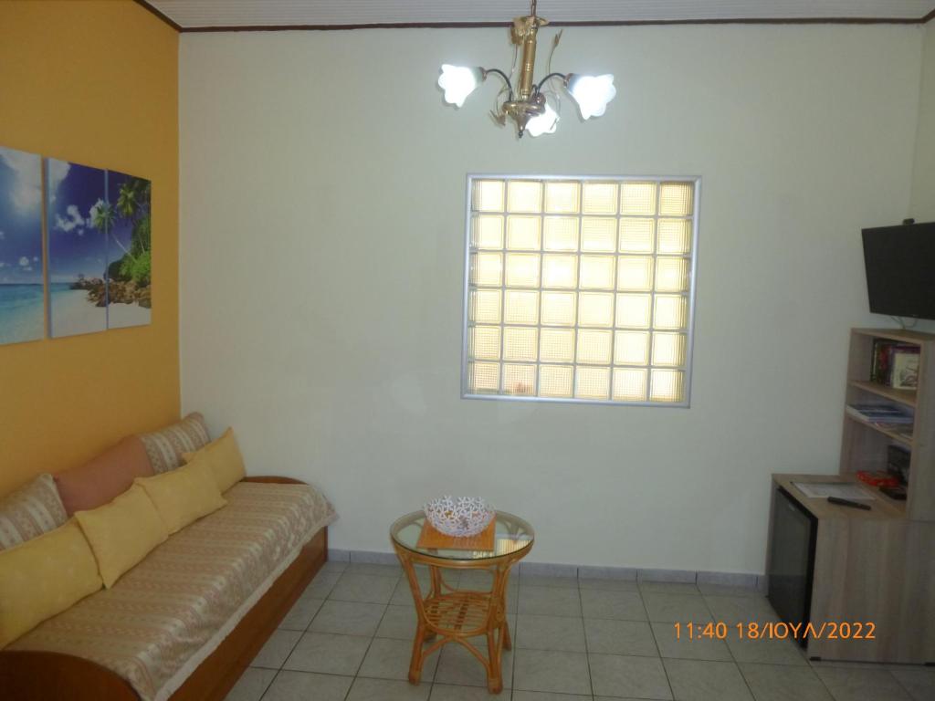 A television and/or entertainment centre at Bungalows Niki
