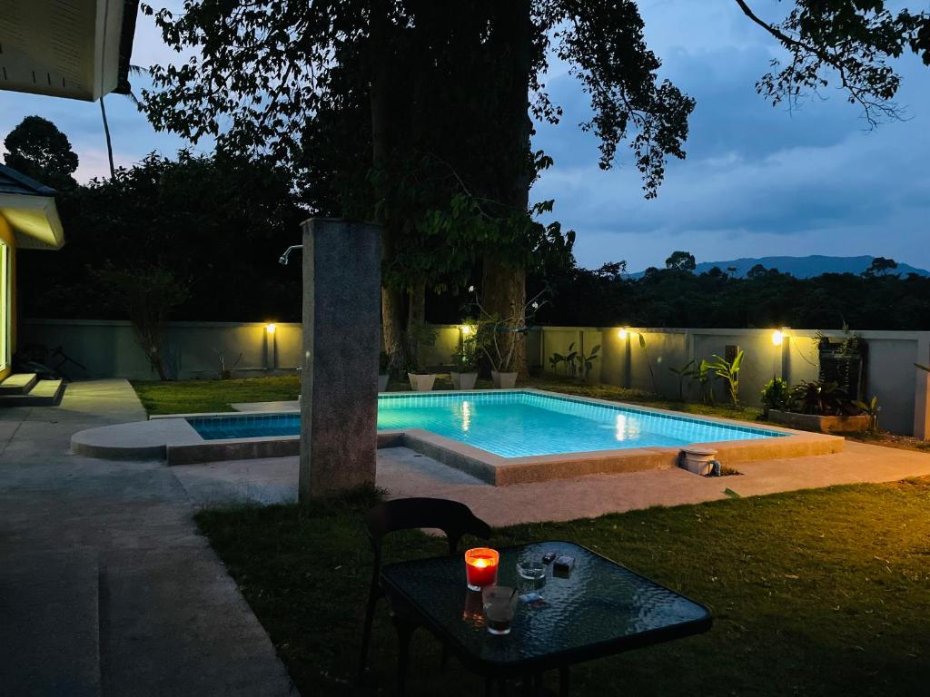 Der Swimmingpool an oder in der Nähe von Khanom Garden Suite