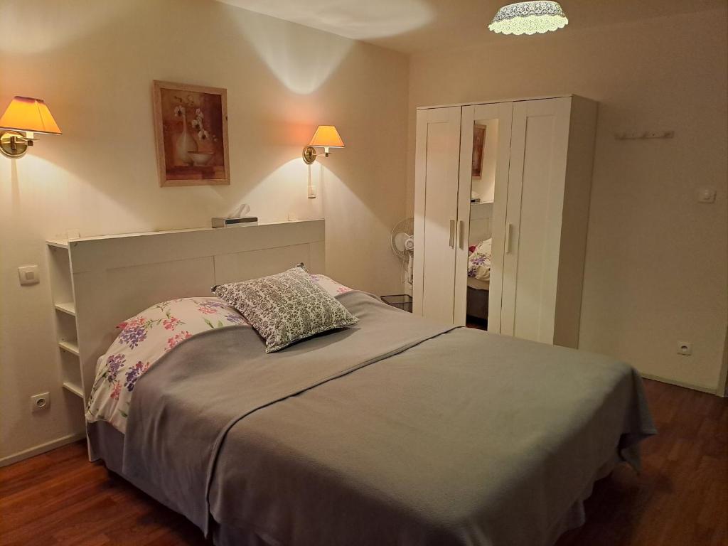 - une chambre avec un lit et un oreiller dans l'établissement Appartements RESIDILAVERDE Hypercentre, à Grenoble