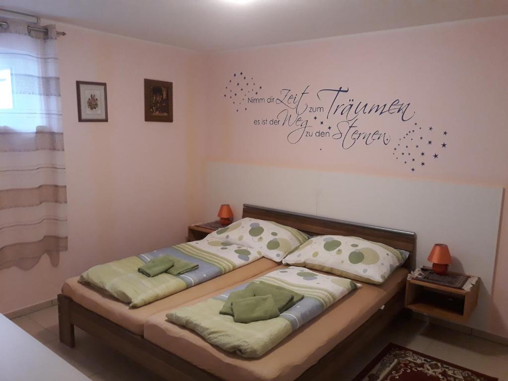 Posteľ alebo postele v izbe v ubytovaní Landhaus Jasmin - Apartment Untergeschoß