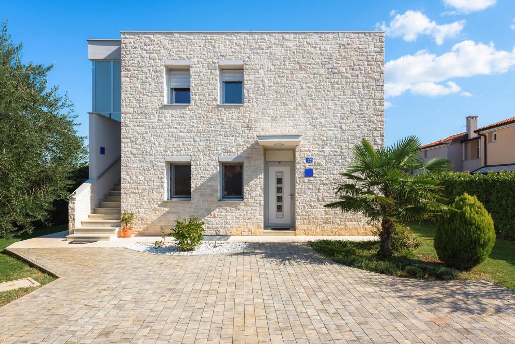 MIRJANA house with apartments