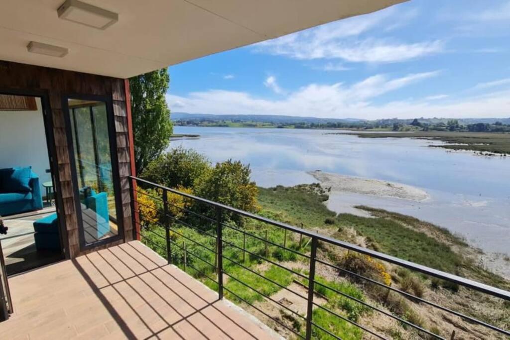 Casa con balcón con vistas al río en Departamento con vista al mar en Castro
