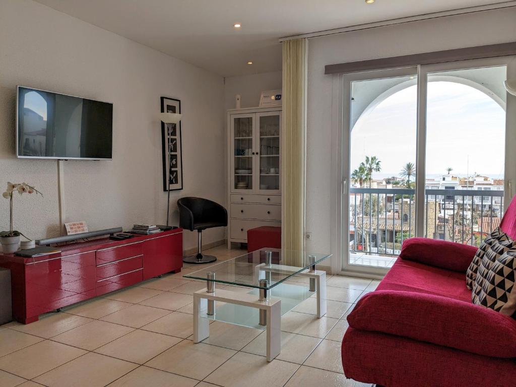 艾姆布里亞布拉瓦的住宿－Absolute Apartment，客厅配有红色沙发和电视