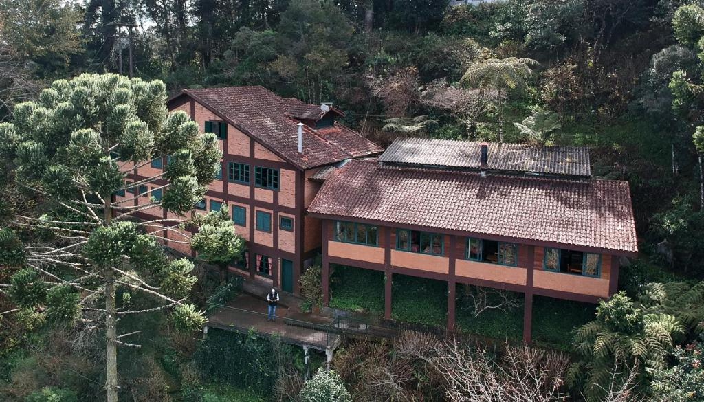 una vista aérea de una casa en el bosque en Sitio Nossa Senhora De Loreto en Campos do Jordão