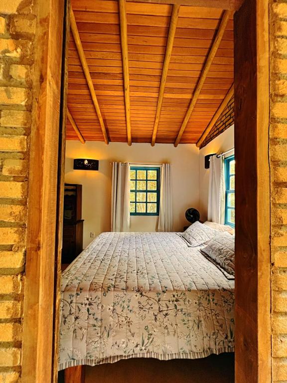 Postel nebo postele na pokoji v ubytování Casa Lipe & Rafa Linda casa com árvores