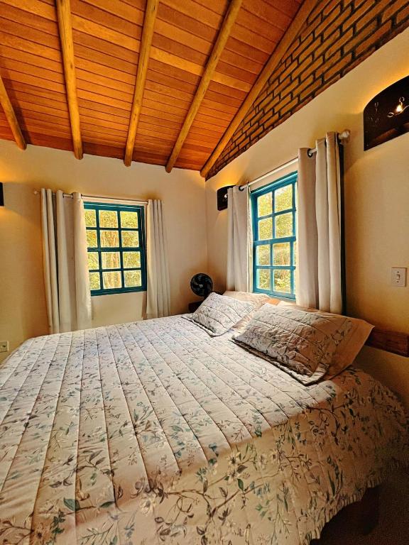 Postel nebo postele na pokoji v ubytování Casa Lipe & Rafa Linda casa com árvores