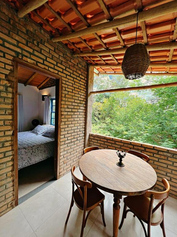 Postel nebo postele na pokoji v ubytování Casa Lipe & Rafa Linda casa com árvores
