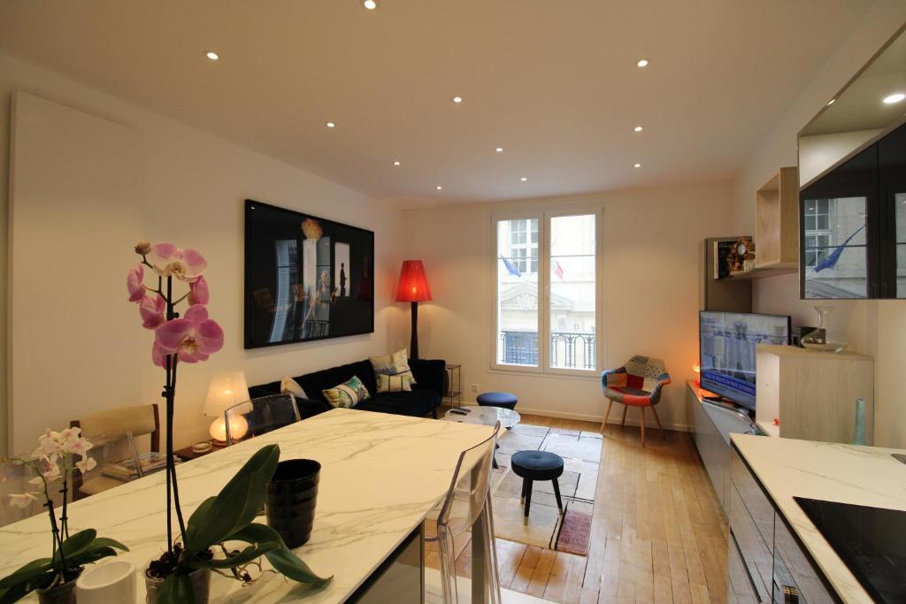 cocina y sala de estar con mesa en una habitación en Paris - Trocadéro, en París