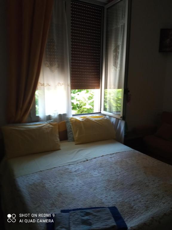 1 cama en un dormitorio con ventana grande en Fiera Otto en Bolonia