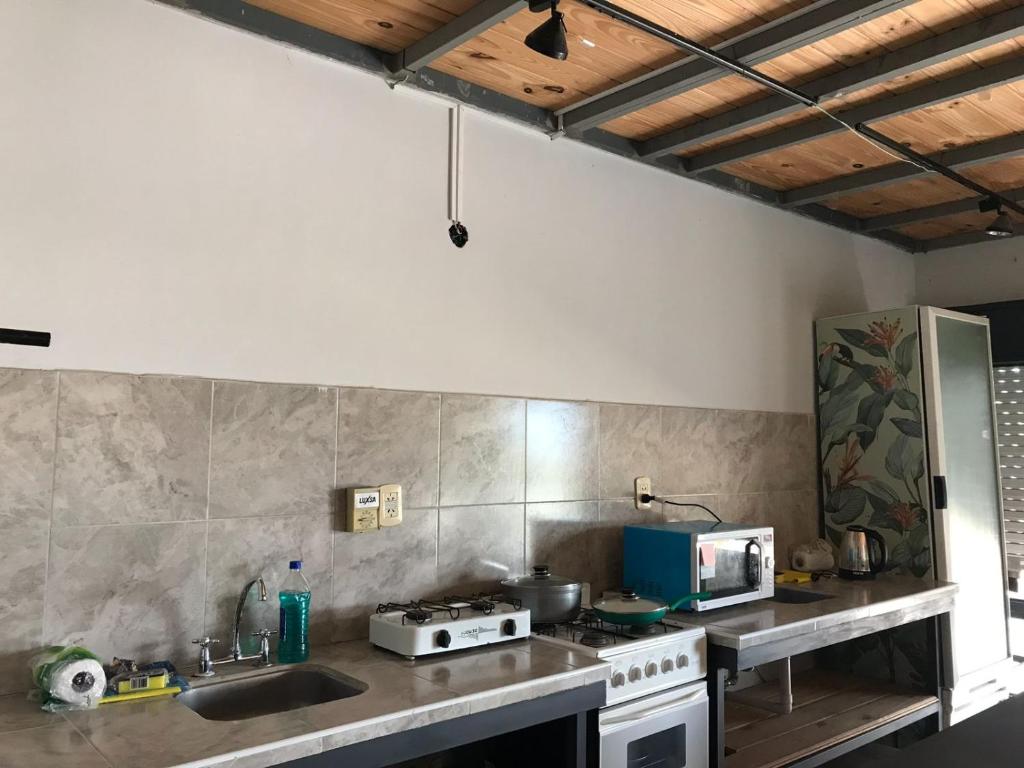 Kuchyň nebo kuchyňský kout v ubytování Lapacho Hostel Salta Coliving