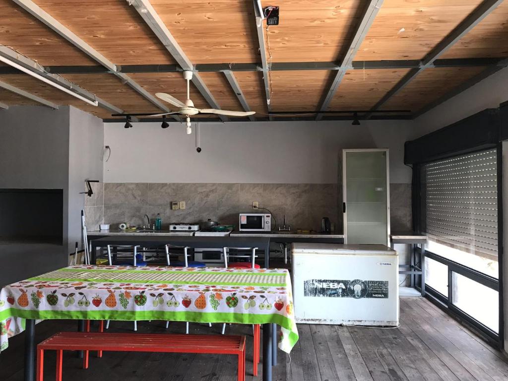 een keuken met een tafel in het midden van een kamer bij Lapacho Hostel Salta Coliving in Salta