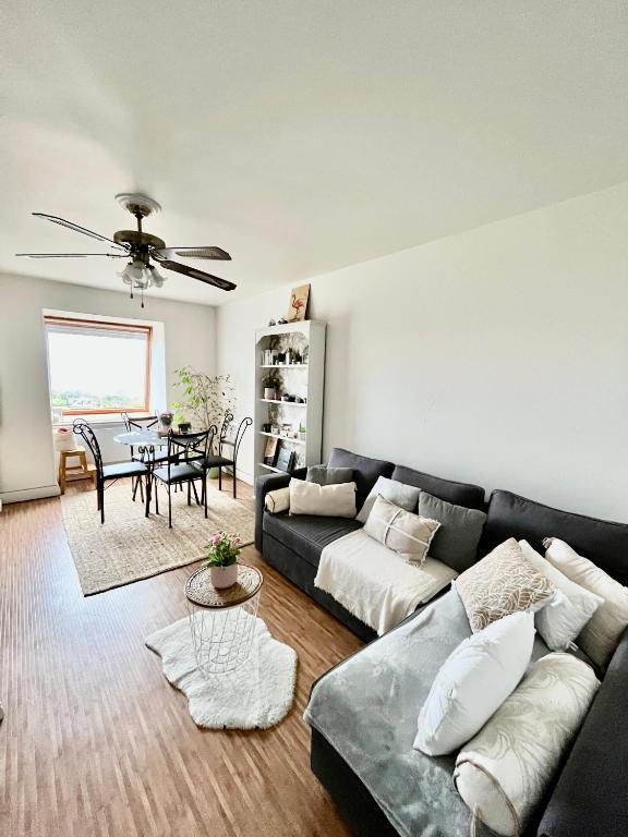 un salon avec un canapé et une table dans l'établissement La perle marine, à Trouville-sur-Mer