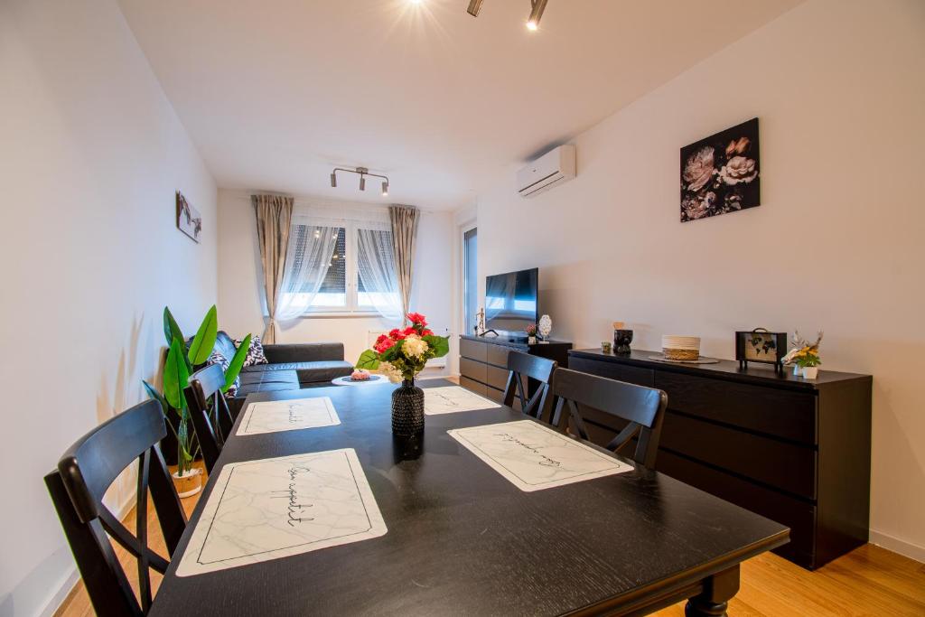 a dining room with a table and a desk at Flexible SelfCheckIns 41 - Zagreb - Luxury - Parking - Loggia - Brand New in Zagreb