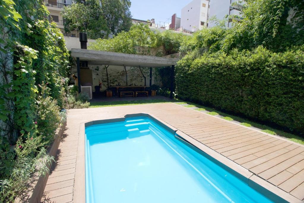 una piscina en un patio junto a un seto en Relax en Palermo con wifi 300MB y vista abierta en Buenos Aires
