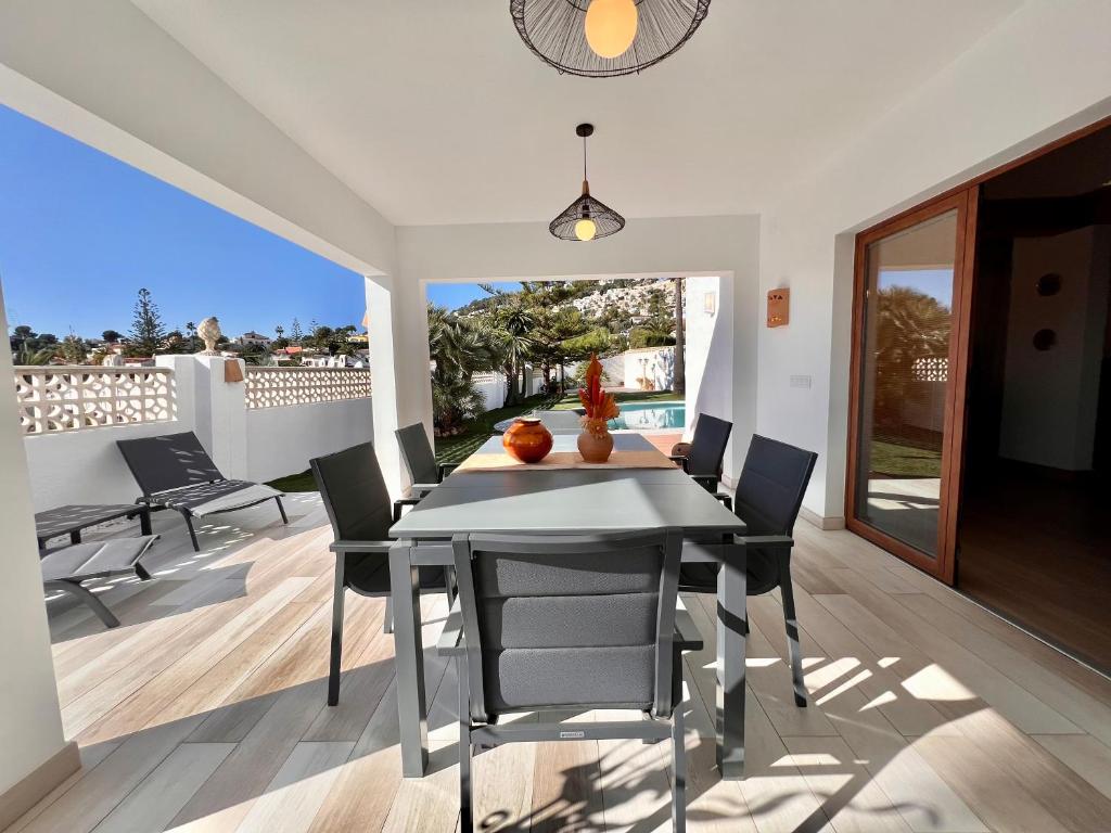 a dining room with a table and chairs at Casa Laura by Sun & Sea Homes in Moraira