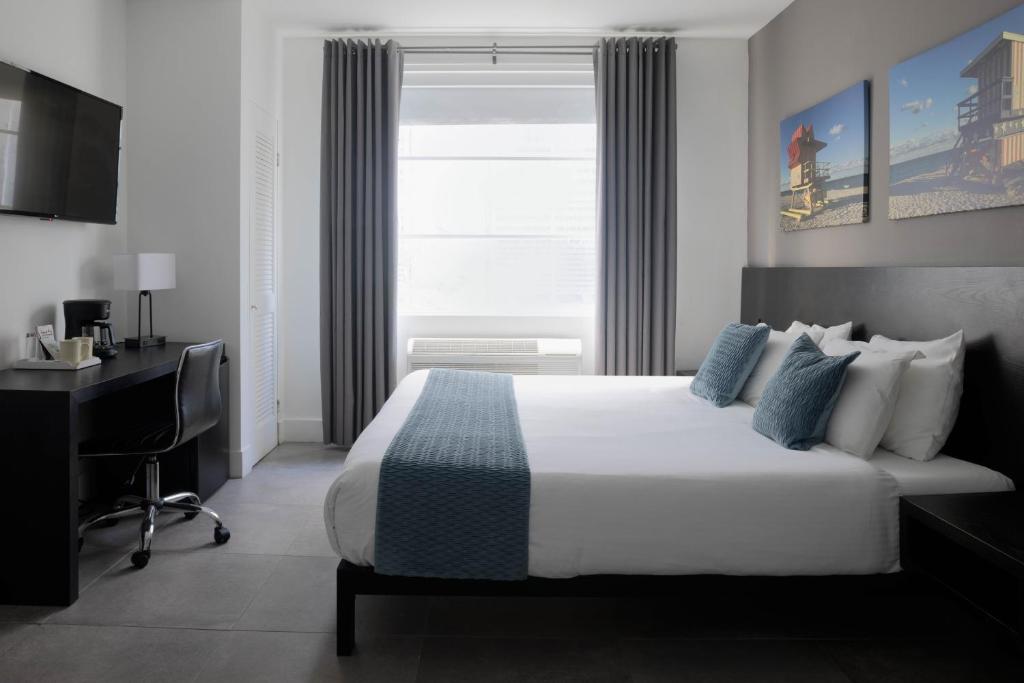 MB Hotel, Trademark Collection by Wyndham - 1 King Bed, Mobility/Hearing Accessible Room, Roll-In Shower, Non-Smoking