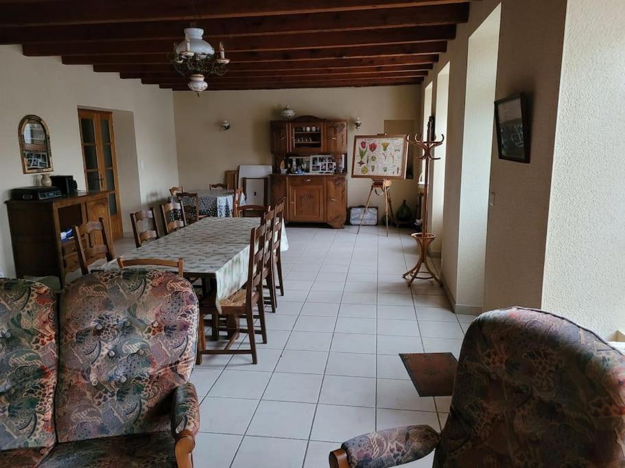 sala de estar con mesa de comedor y sillas en Gite de la Sèvre en Saint-Amand-sur-Sèvre