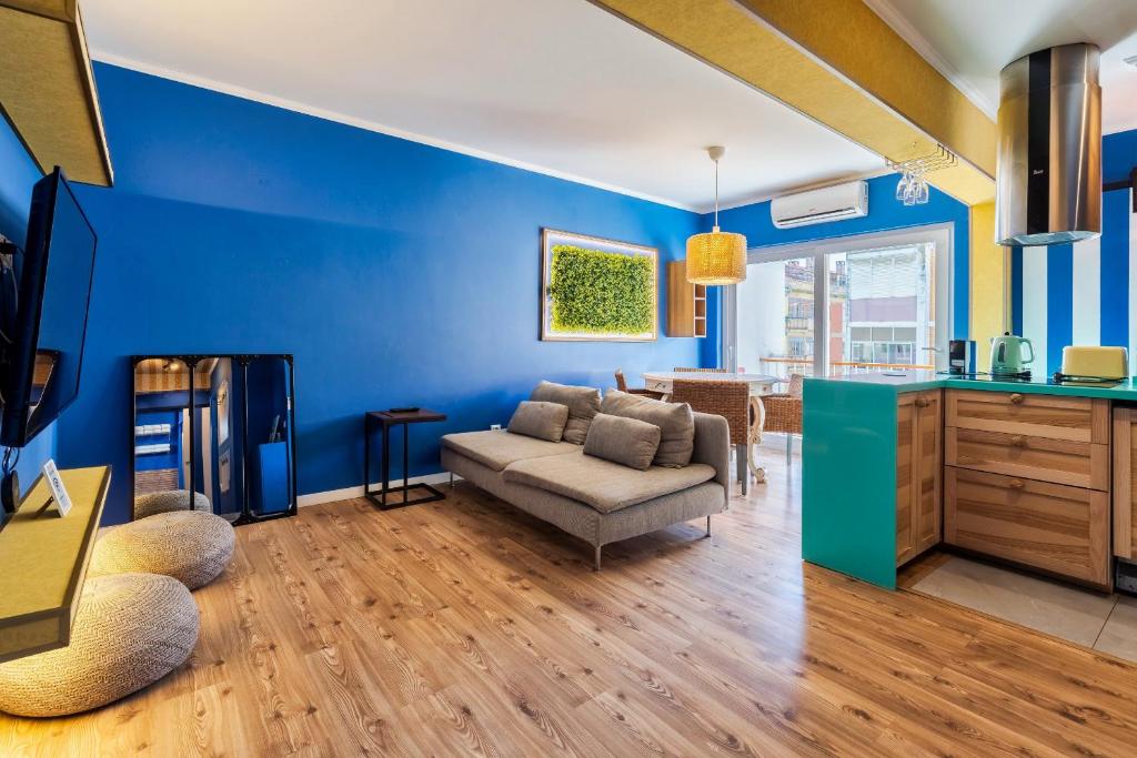 a living room with blue walls and a couch at Wonder Blue in Setúbal