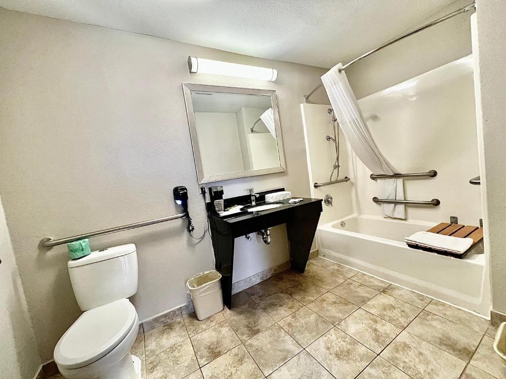 Days Inn & Suites by Wyndham Arlington Near Six Flags - Queen Suite Met Bad - Hoorhoor Toegankelijk/niet Roken