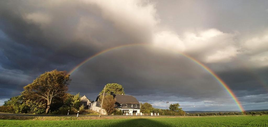 a rainbow over a house with a house at Landhaus "Kühler Morgen", Appartement mit 140er Futonbett, Teeküche, Bad 