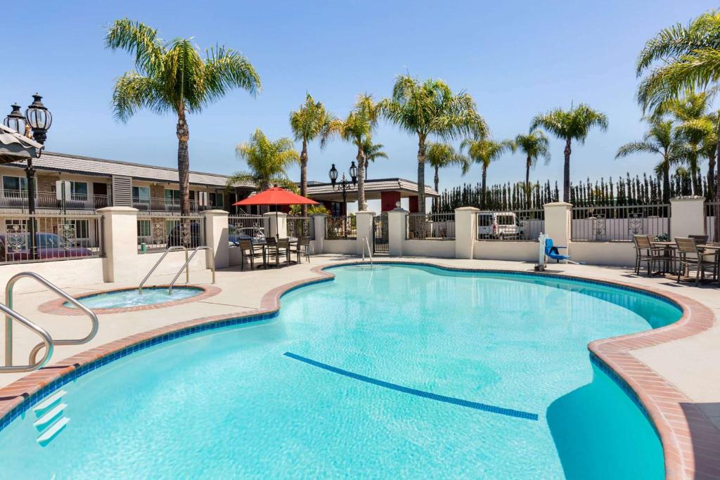 Days Inn & Suites by Wyndham Anaheim At Disneyland Park photo
