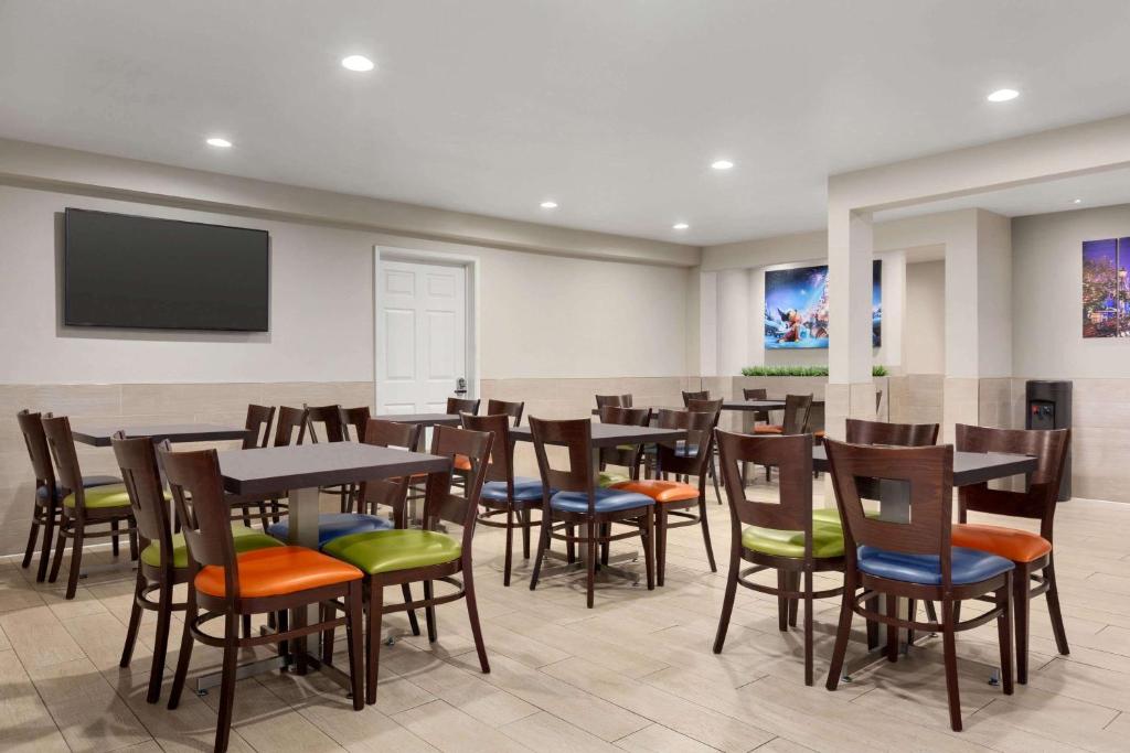 Days Inn & Suites by Wyndham Anaheim At Disneyland Park photo
