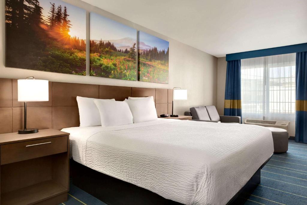 Days Inn & Suites by Wyndham Anaheim At Disneyland Park photo