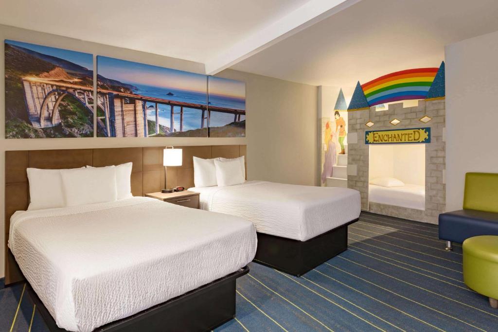Days Inn & Suites by Wyndham Anaheim At Disneyland Park photo