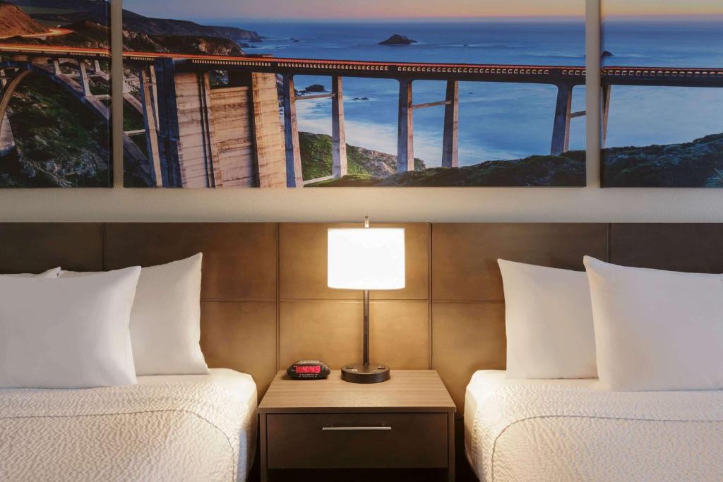 Days Inn & Suites by Wyndham Anaheim At Disneyland Park photo