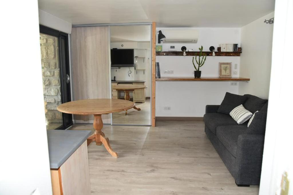 Kuchnia lub aneks kuchenny w obiekcie Rez de chaussée de Villa Marseille 9ème