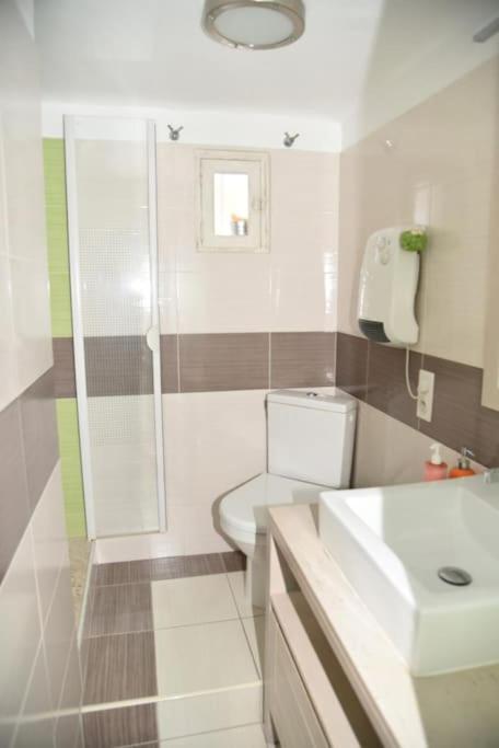 Łazienka w obiekcie Rez de chaussée de Villa Marseille 9ème